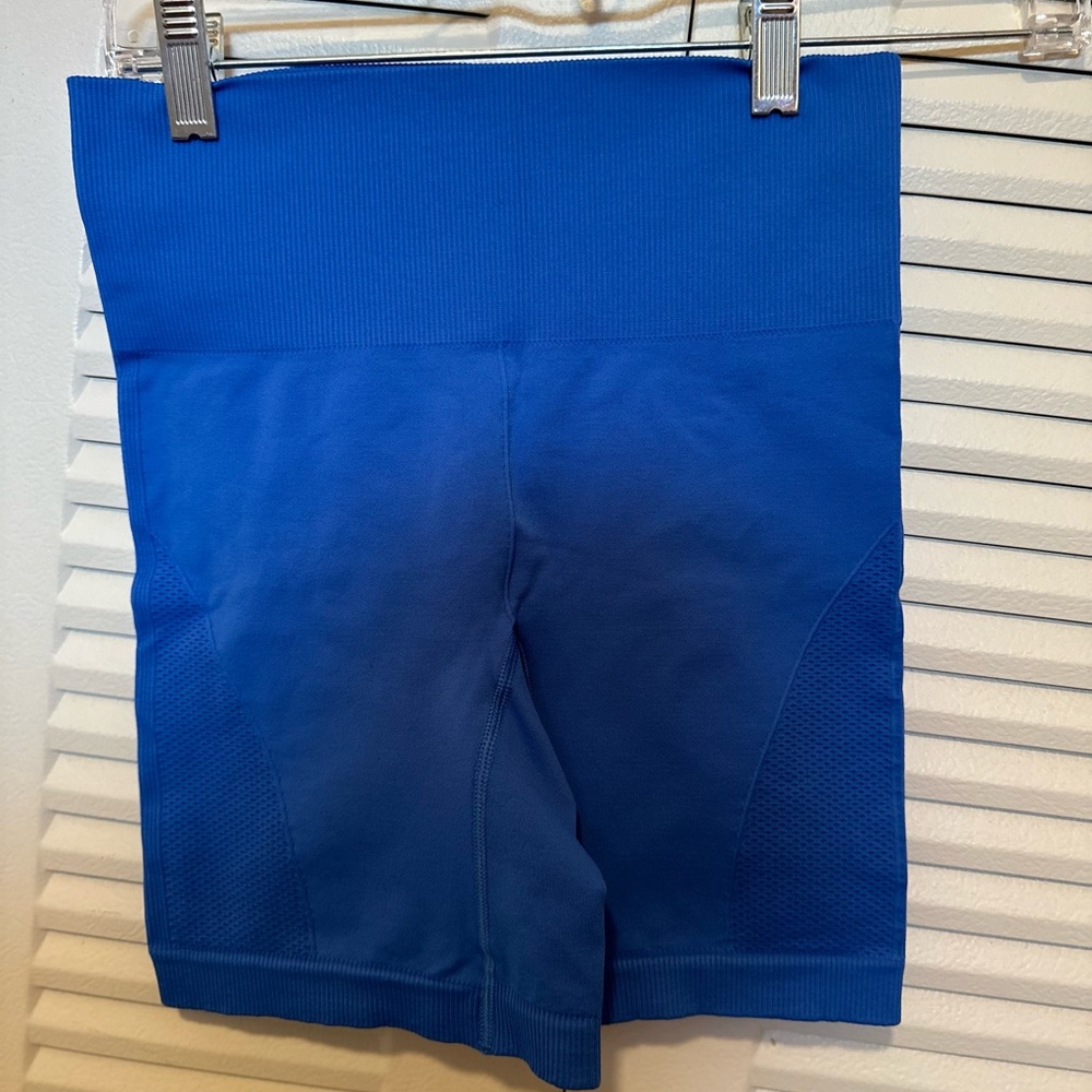 EUC - Lululemon Sculpture Short 6” - Size 4